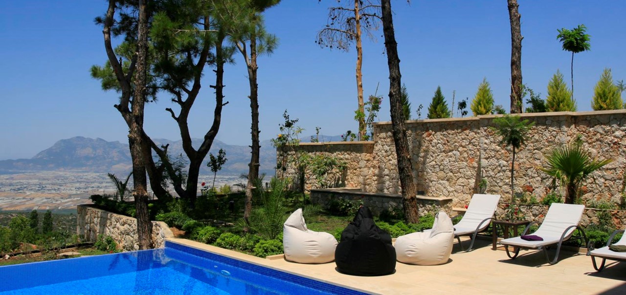Infinity pool and sunbathing terrace